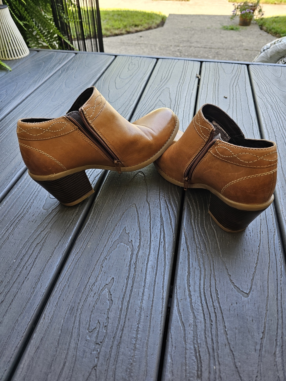 Earth Shoes Lina Austin Camel Leather Notched Block Heel Booties Ankle Boots